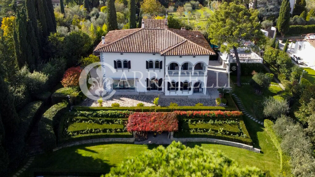 Luxury villa with pool and garden in Florence