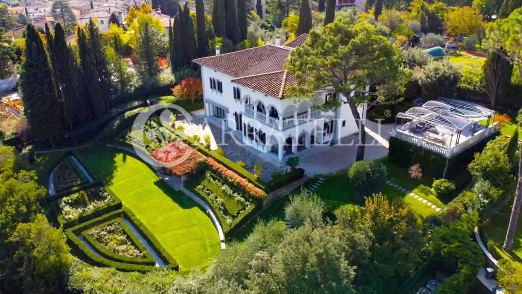 Villa di lusso con piscina e giardino a Firenze