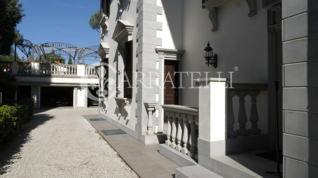 Villa di lusso con piscina e giardino a Firenze