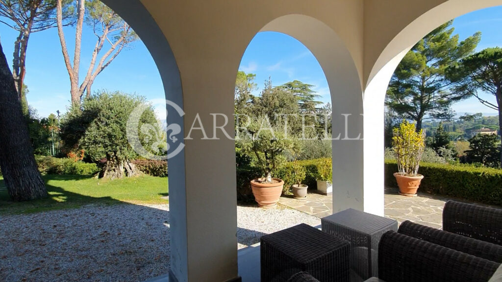 Luxury villa with pool and garden in Florence