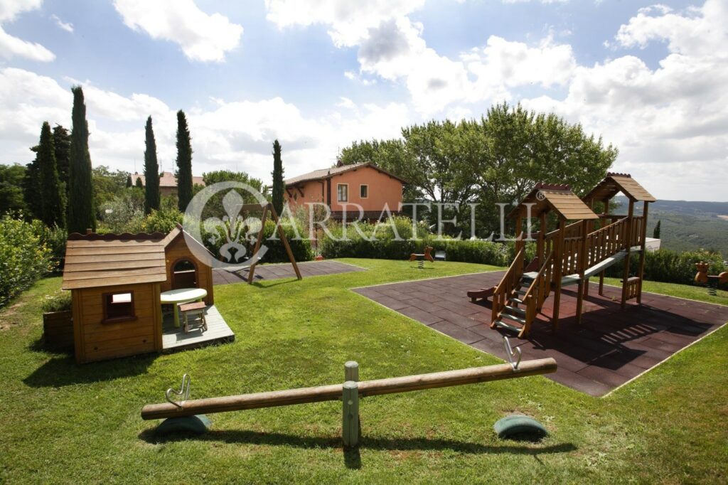 Borgo con piscina e terreno vicino a Volterra