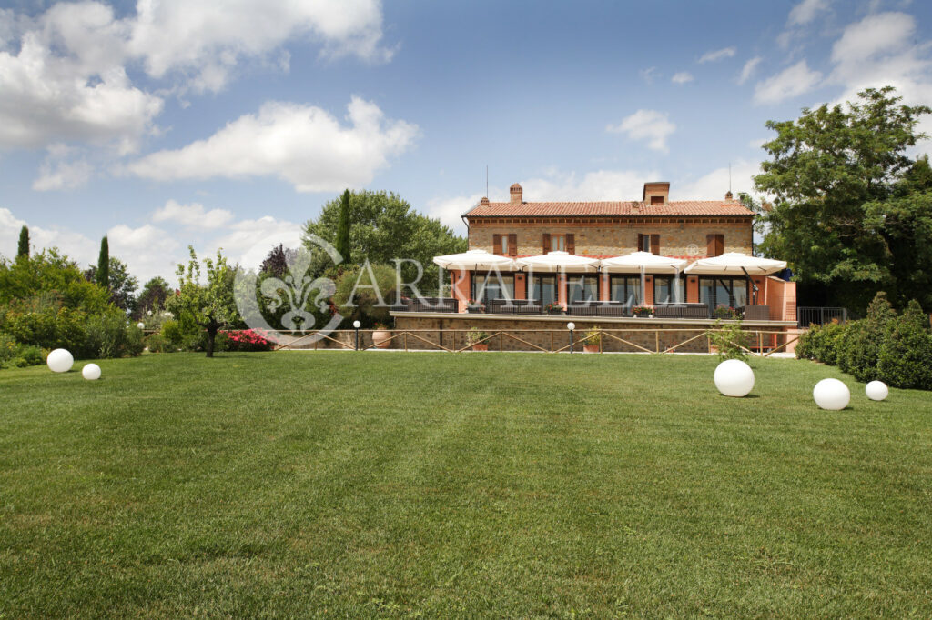 Borgo con piscina e terreno vicino a Volterra