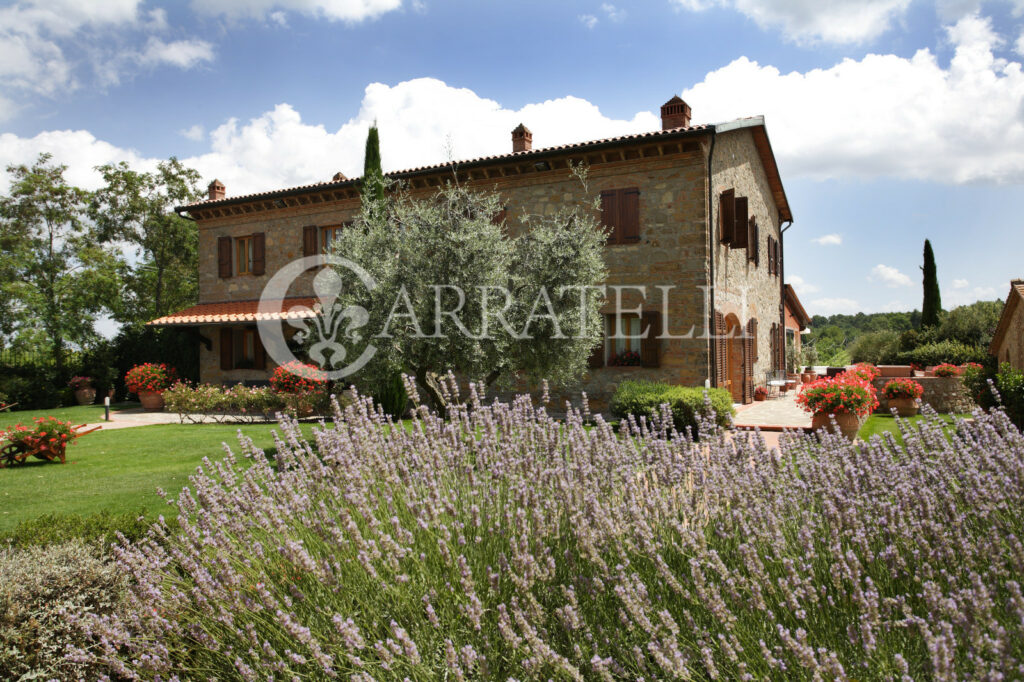 Borgo con piscina e terreno vicino a Volterra