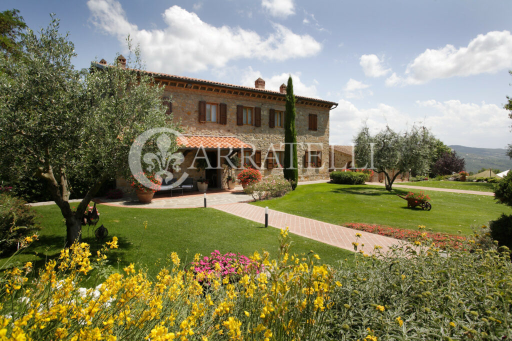 Borgo con piscina e terreno vicino a Volterra