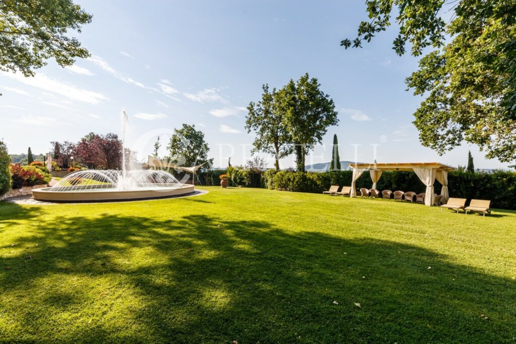 Borgo con piscina e terreno vicino a Volterra