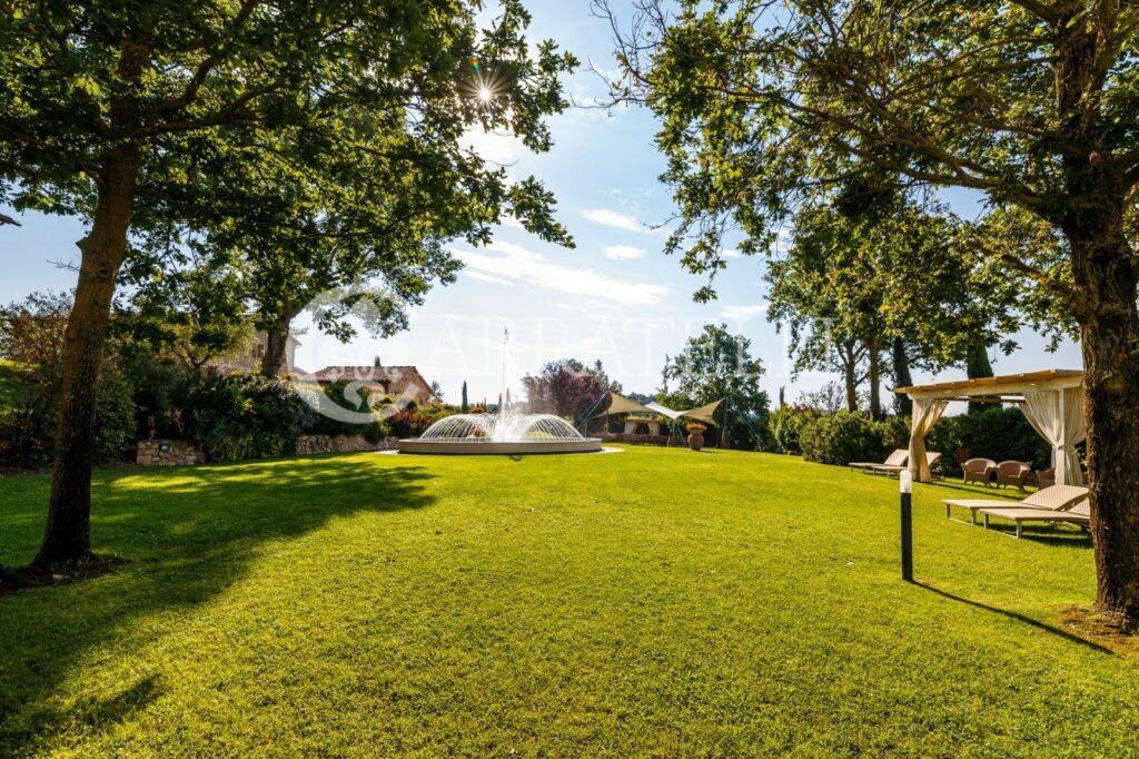 Borgo con piscina e terreno vicino a Volterra