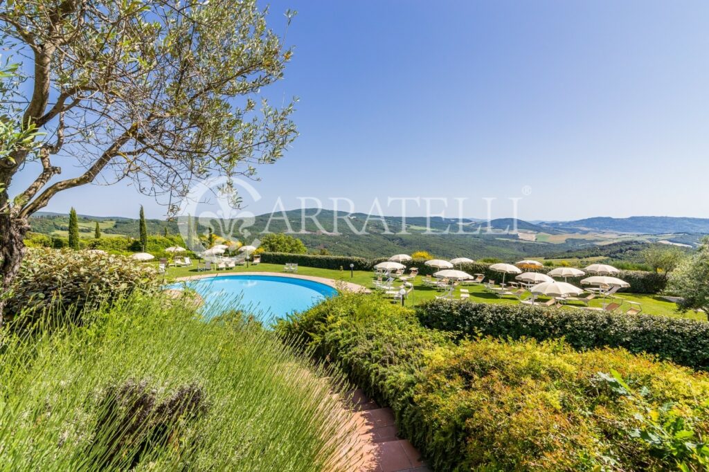 Borgo con piscina e terreno vicino a Volterra