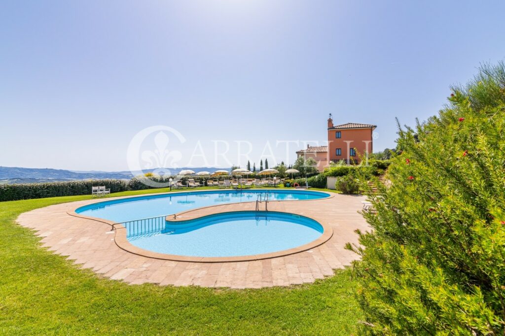 Borgo con piscina e terreno vicino a Volterra