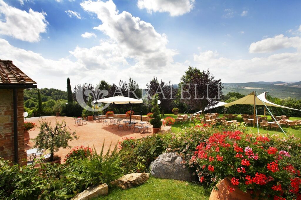 Borgo con piscina e terreno vicino a Volterra