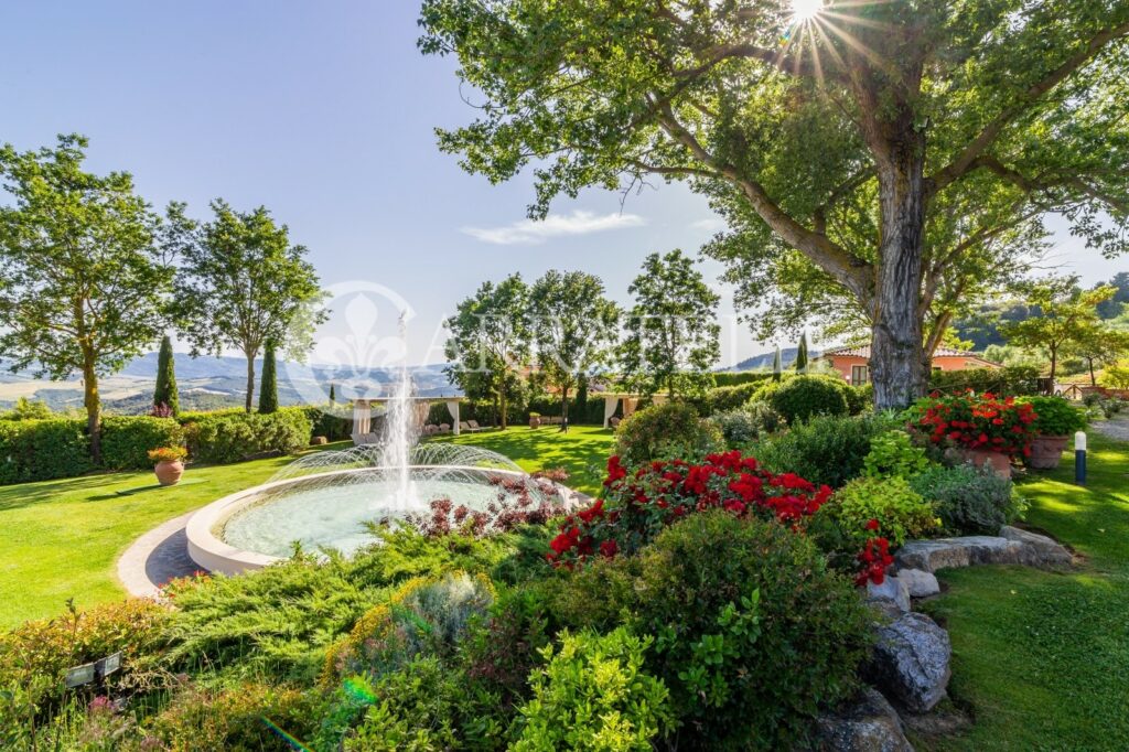 Borgo con piscina e terreno vicino a Volterra