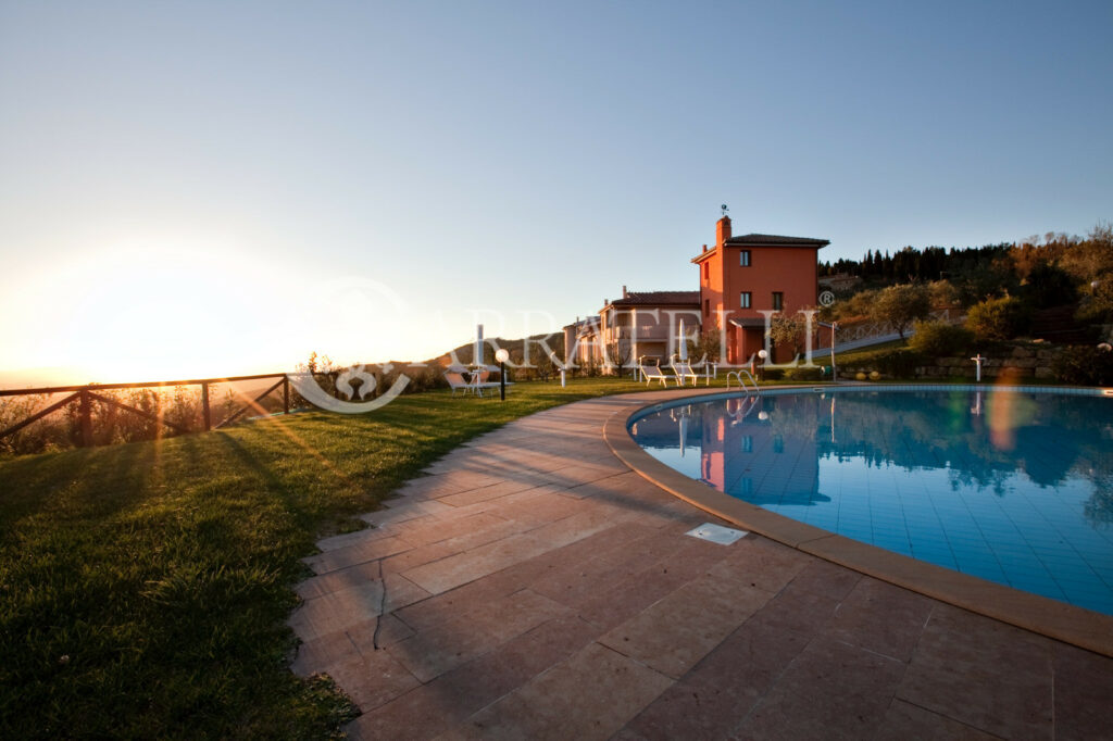 Borgo con piscina e terreno vicino a Volterra