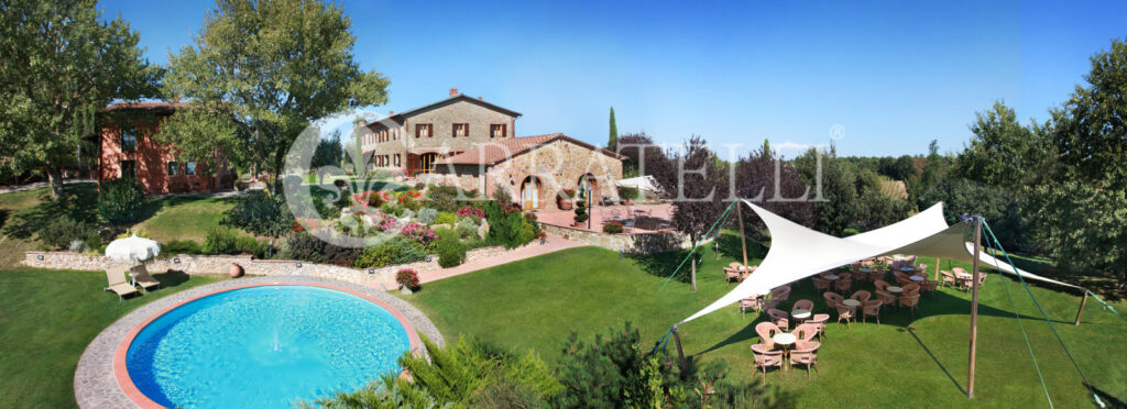 Borgo con piscina e terreno vicino a Volterra