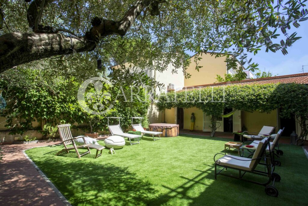 Charming residence with garden in Viareggio