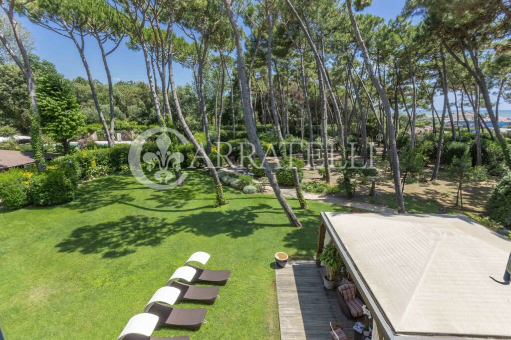 Villa fronte mare con parco e piscina in Versilia