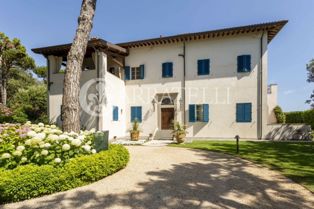 Villa fronte mare con parco e piscina in Versilia