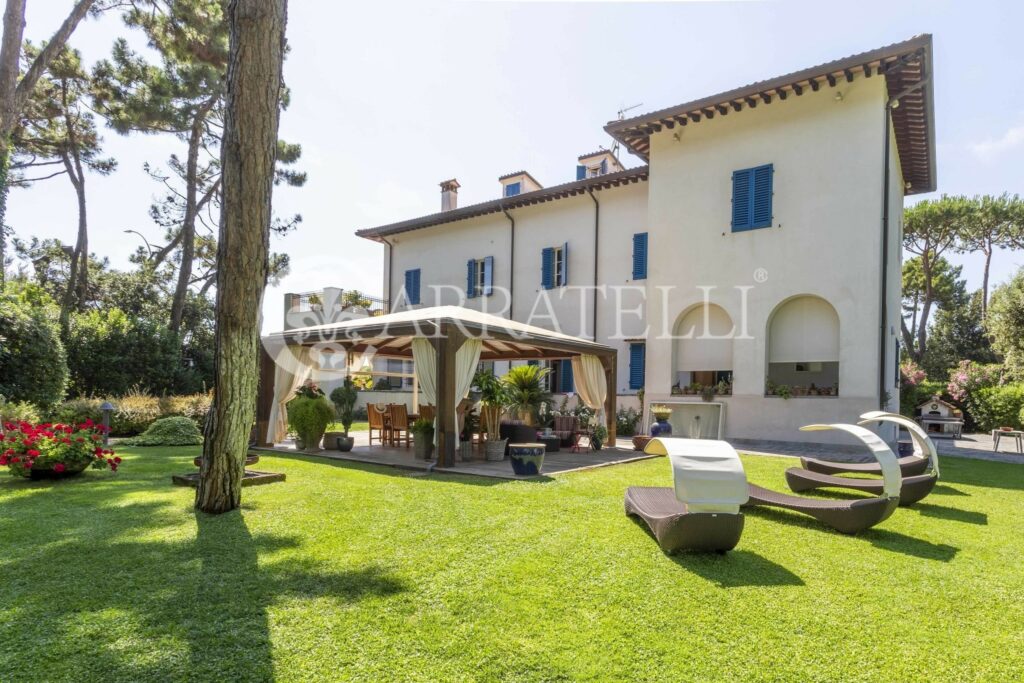 Villa fronte mare con parco e piscina in Versilia