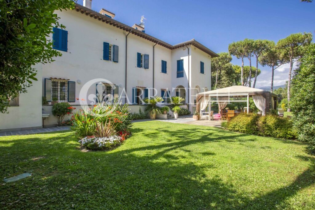 Villa fronte mare con parco e piscina in Versilia