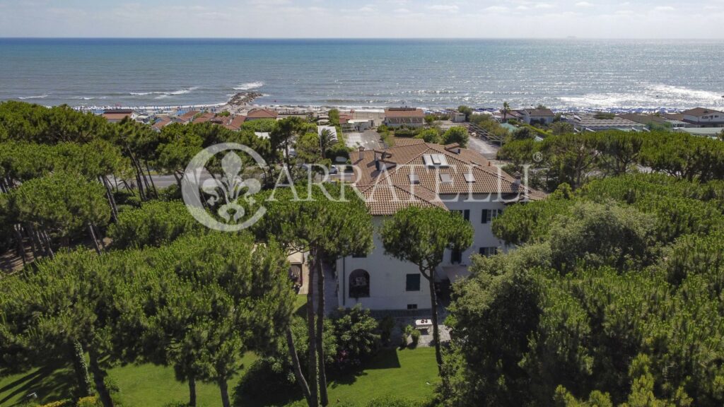 Villa fronte mare con parco e piscina in Versilia