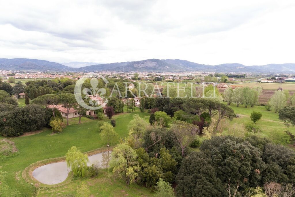 Meravigliosa villa d’epoca da ristrutturare con parco vicino Firenze