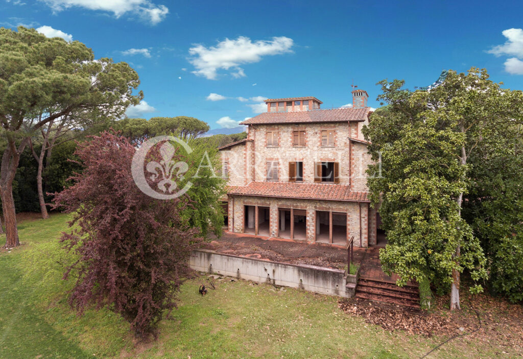 Meravigliosa villa d’epoca da ristrutturare con parco vicino Firenze