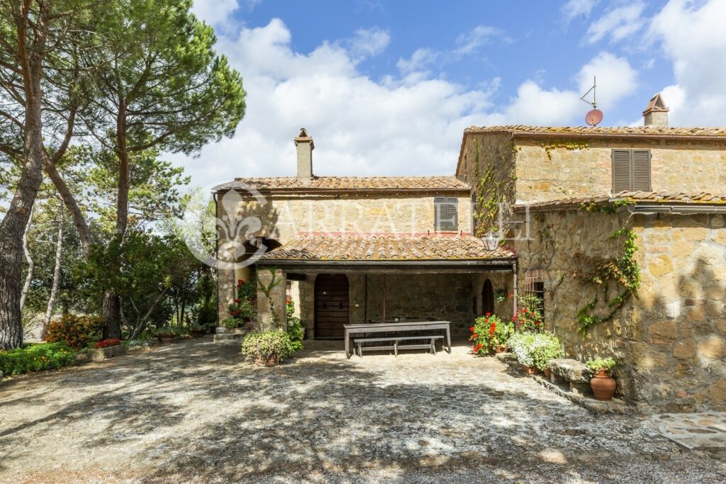 Casale panoramico ed esclusivo con terreno- Pienza