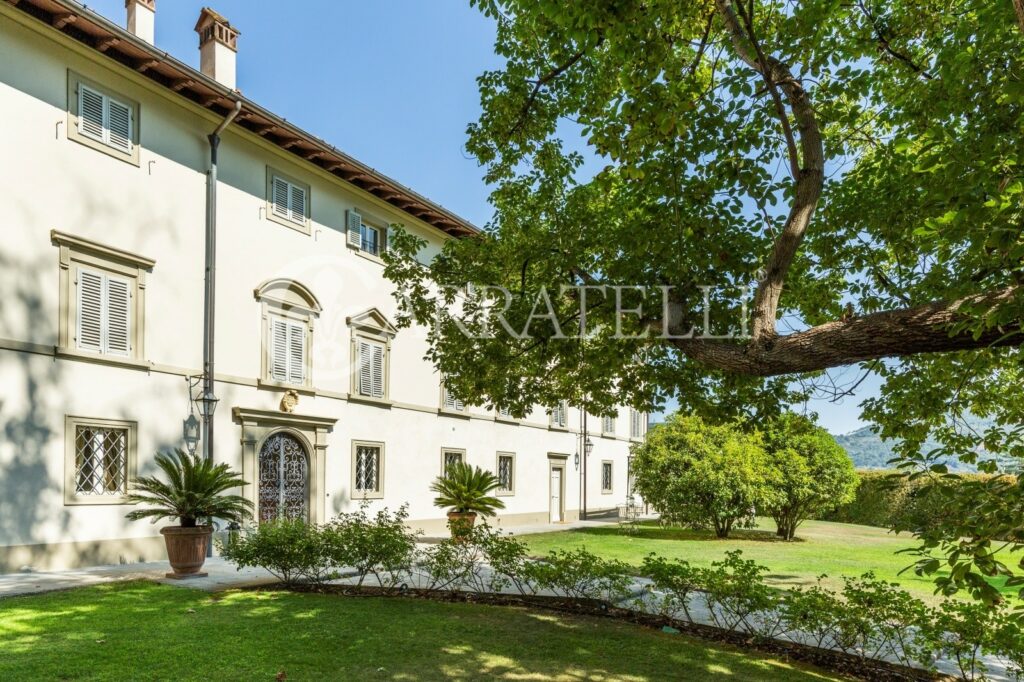 Villa con parco e piscina su colline vicino Firenze