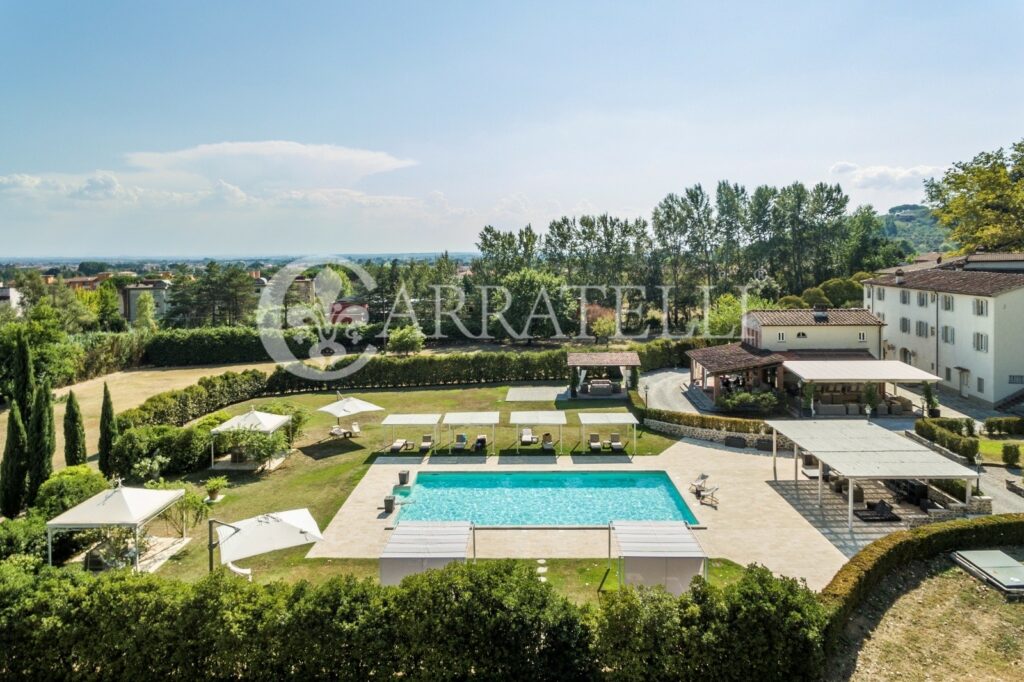 Villa con parco e piscina su colline vicino Firenze