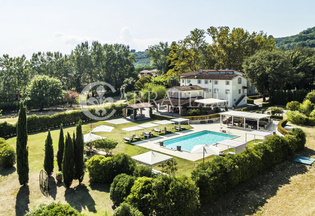 Villa con parco e piscina su colline vicino Firenze