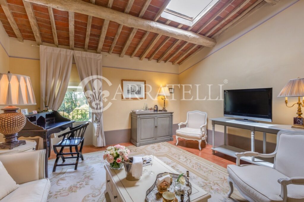 Villa con parco e piscina su colline vicino Firenze