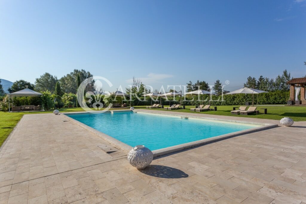 Villa con parco e piscina su colline vicino Firenze