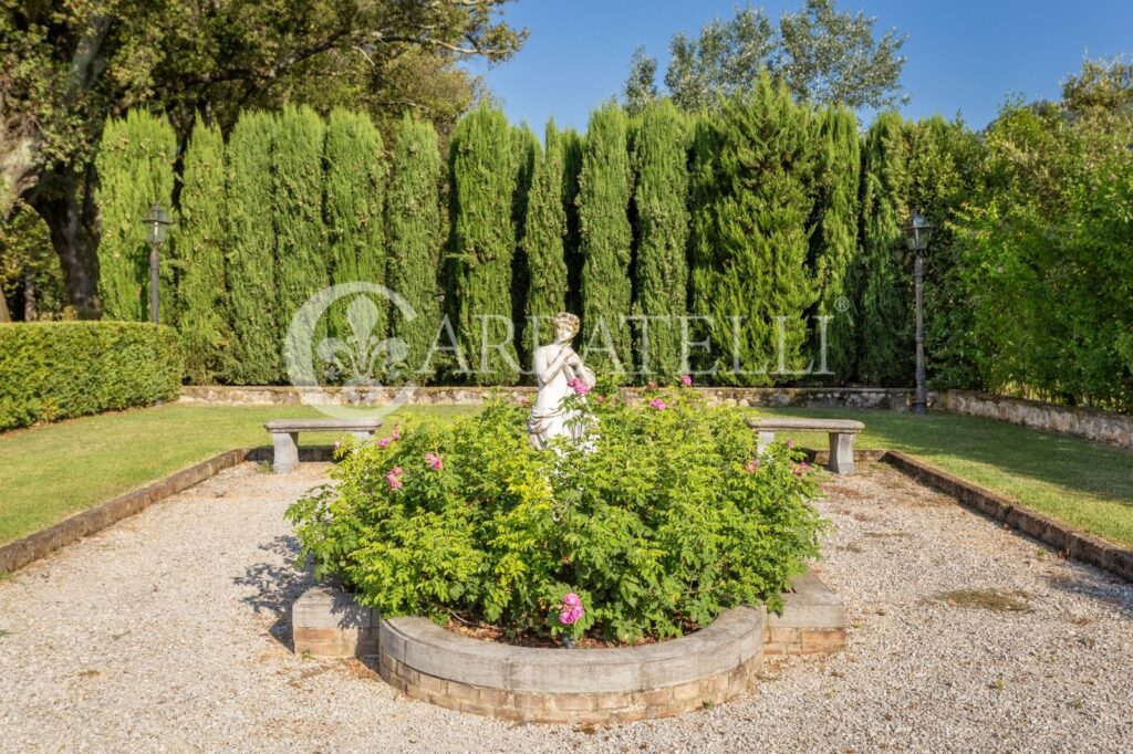 Villa con parco e piscina su colline vicino Firenze