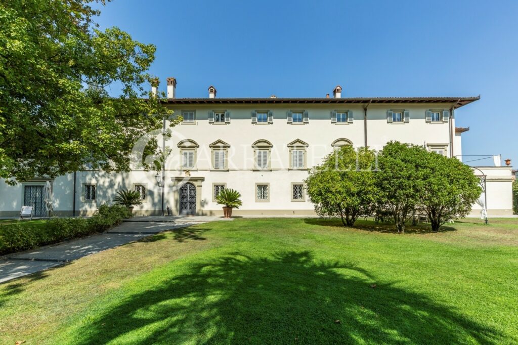 Villa con parco e piscina su colline vicino Firenze