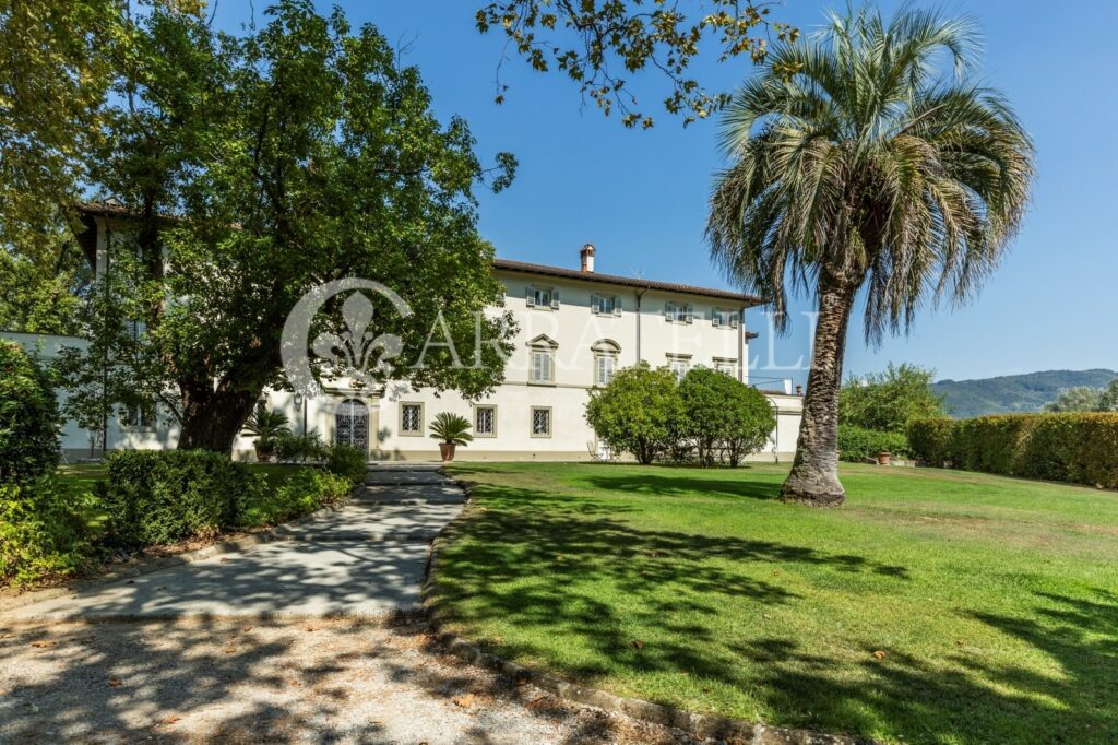 Villa con parco e piscina su colline vicino Firenze