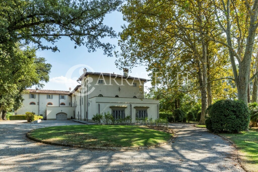 Villa con parco e piscina su colline vicino Firenze