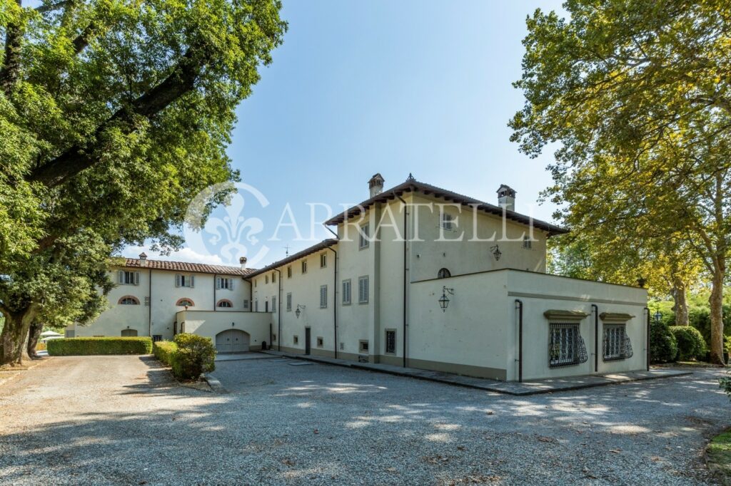 Villa con parco e piscina su colline vicino Firenze