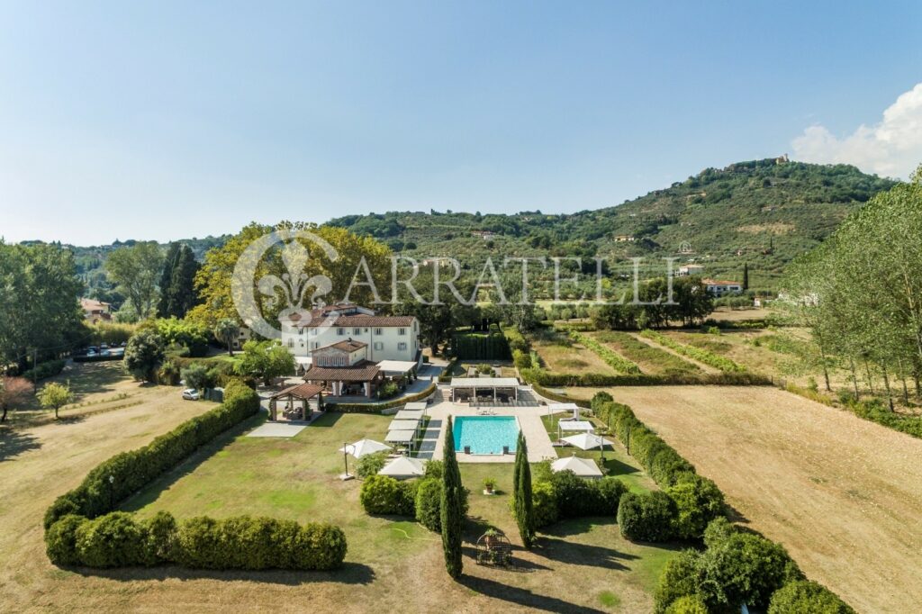 Villa con parco e piscina su colline vicino Firenze