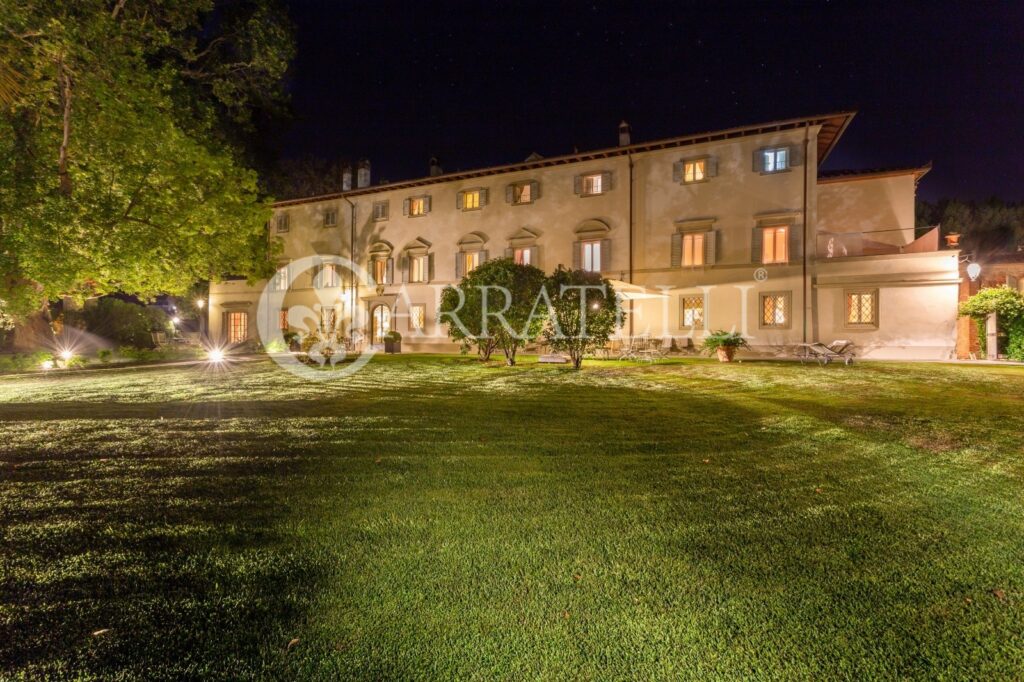 Villa con parco e piscina su colline vicino Firenze