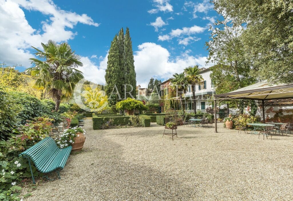 Villa di charme con parco e piscina nel Chianti