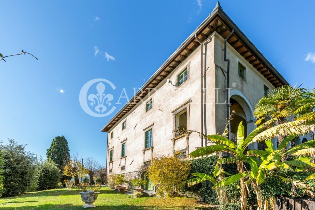 Imponente villa storica con piscina e parco – Lucca