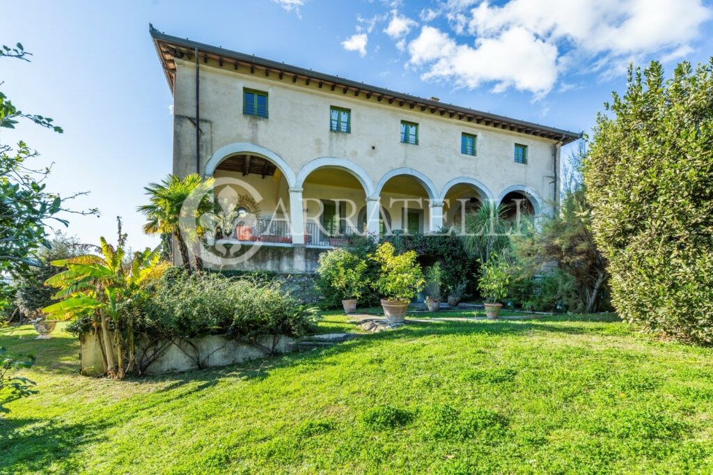 Imponente villa storica con piscina e parco – Lucca