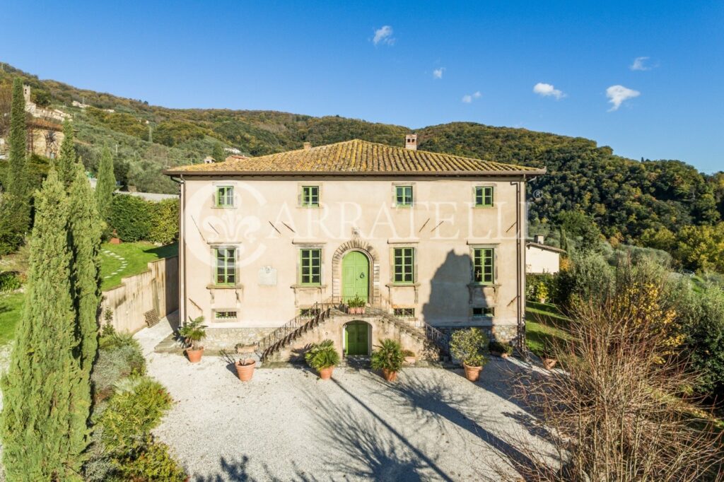 Imponente villa storica con piscina e parco – Lucca