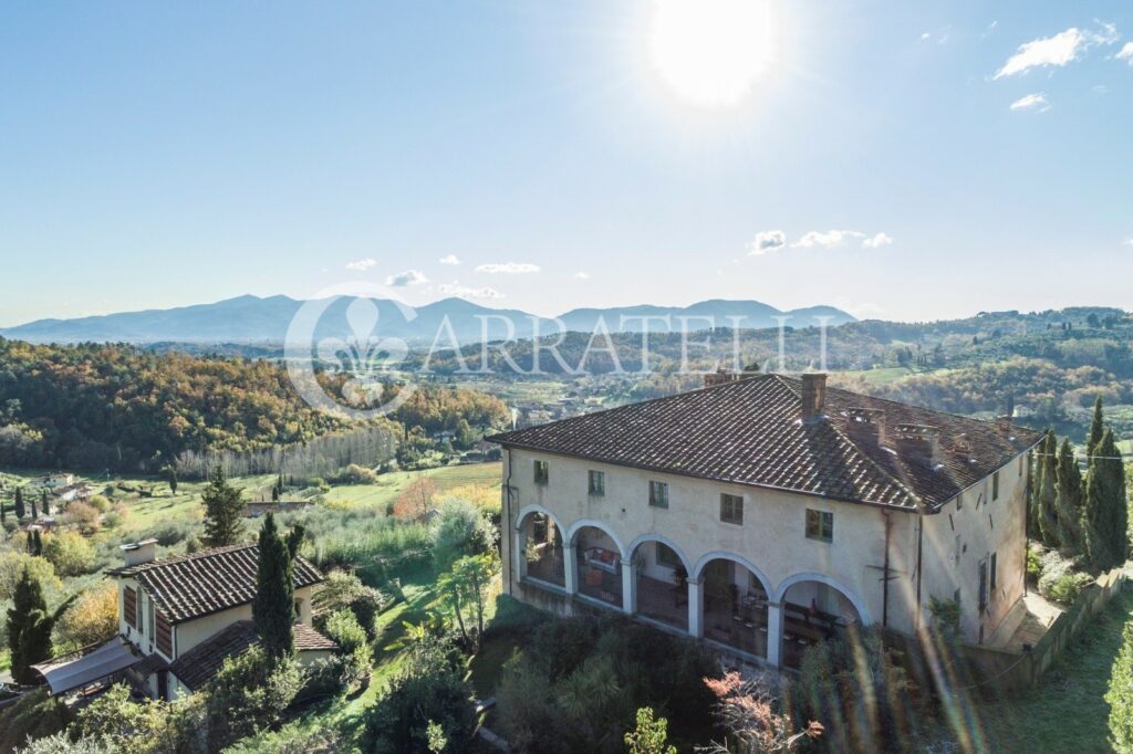 Imponente villa storica con piscina e parco – Lucca