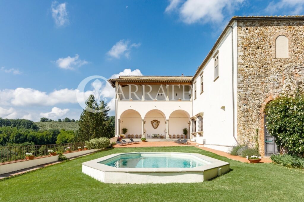 Castello medioevale con parco e piscina