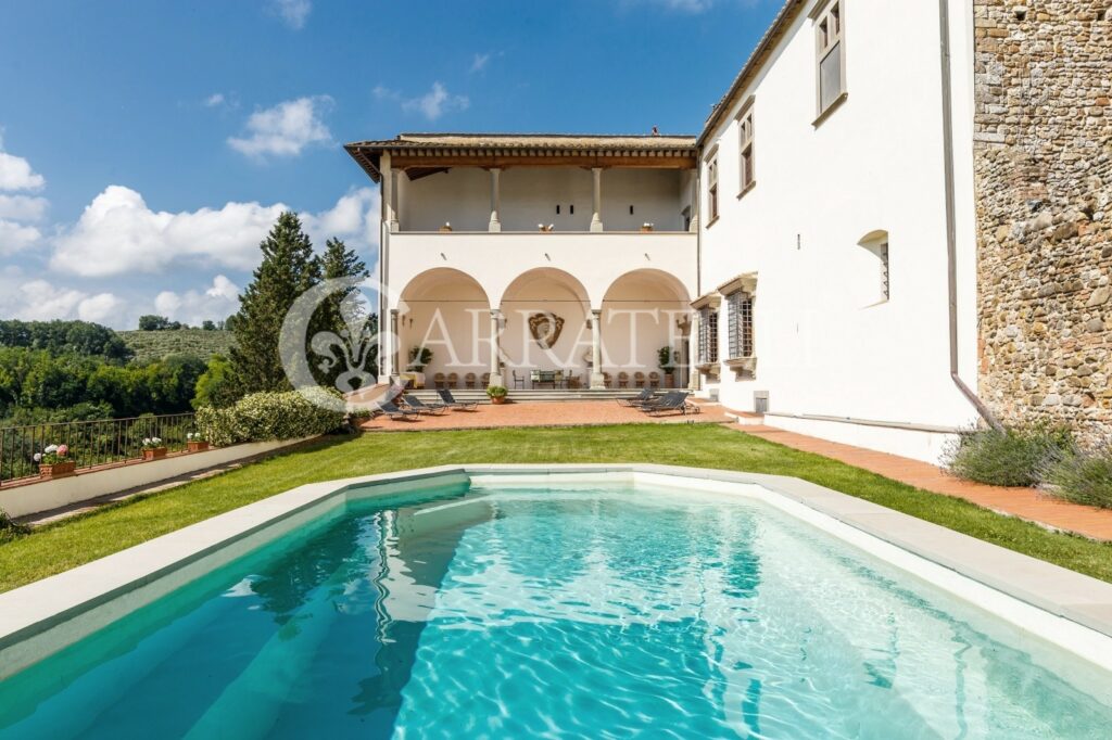 Castello medioevale con parco e piscina