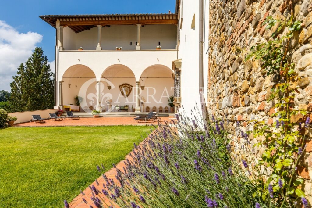 Castello medioevale con parco e piscina