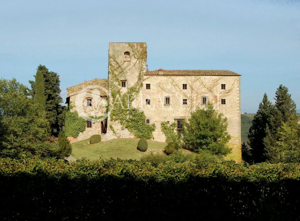 Castello medioevale con parco e piscina