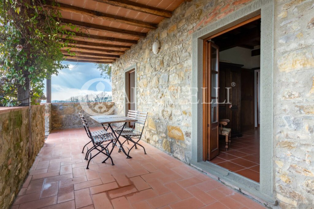 Casale in pietra con giardino, piscina e terreno nel Chianti