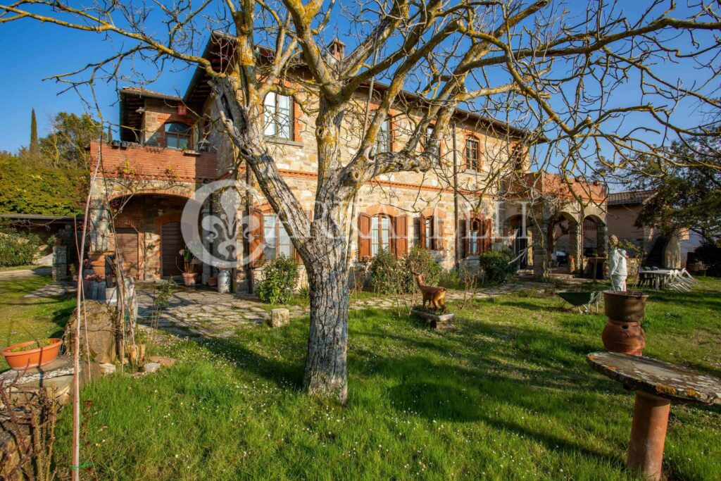 Casale in pietra con giardino, piscina e terreno nel Chianti