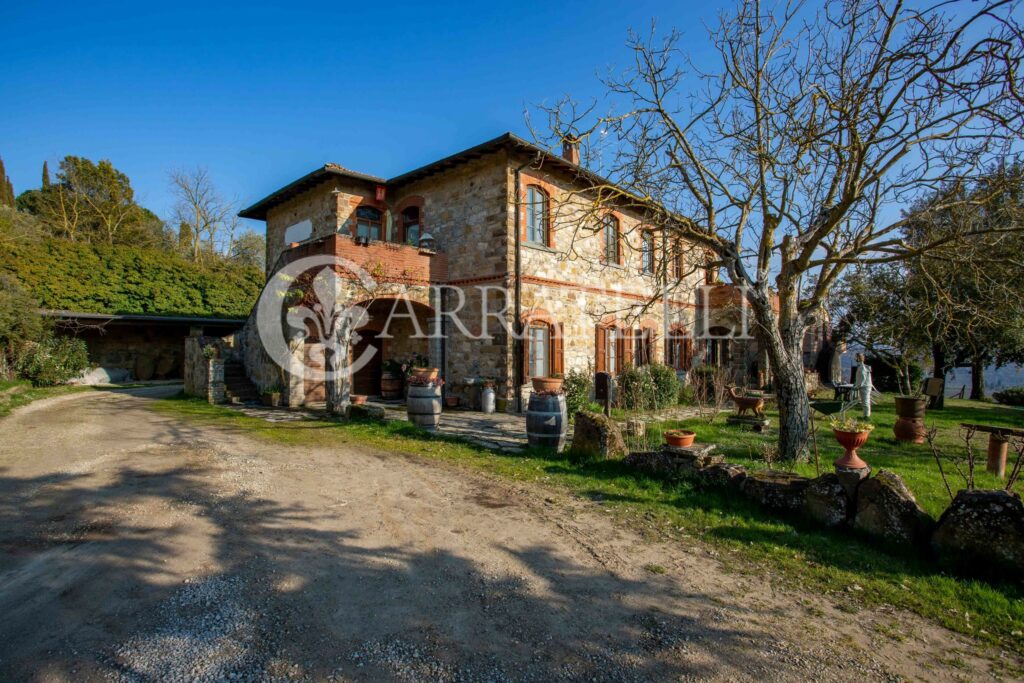 Casale in pietra con giardino, piscina e terreno nel Chianti