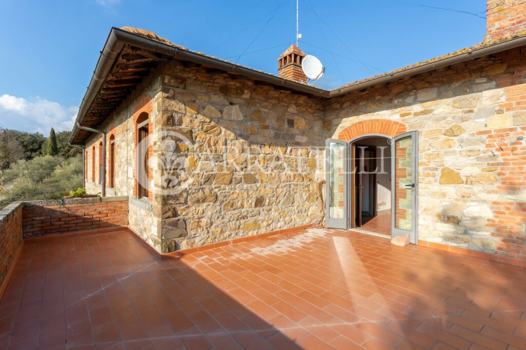 Casale in pietra con giardino, piscina e terreno nel Chianti